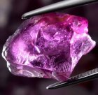 Bra Pris Rå Oslipad Bra Kvalitet Purpur Rosa Rhodolit Granat 3,88 carat Naturlig Transparent Kristall från Mozambik Köp Nu! (bild för) Bra Pris Rå Oslipad Bra Kvalitet Purpur Rosa Rhodolit Granat 3,88 carat Naturlig Transparent Kristall från Mozambik Köp Nu!